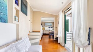 Ein modernes Wohnzimmer mit einer Couch und einem Essbereich.