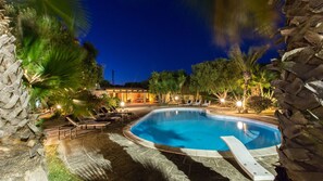 2 indoor pools