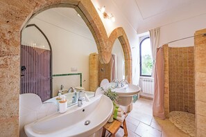 Een bad/douchecombinatie, een haardroger, een bidet, handdoeken