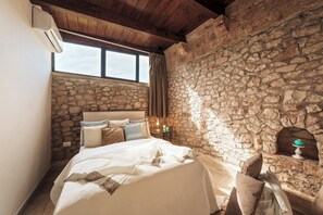 6 bedrooms, iron/ironing board, free WiFi, bed sheets
