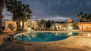 2 indoor pools