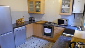 Coffee/tea maker, fridge, microwave, oven - Holiday Home in Leafy Location convenient for Central London and Kent.  (London)