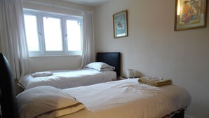 3 bedrooms, iron/ironing board, travel crib, WiFi (free) - Holiday Home in Leafy Location convenient for Central London and Kent.  (London)