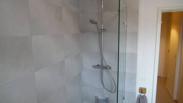 Ensemble douche/baignoire, sĂšche-cheveux, serviettes fournies, savon