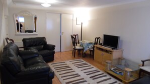 TV, DVD player, video library, stereo - Holiday Home in Leafy Location convenient for Central London and Kent.  (London)