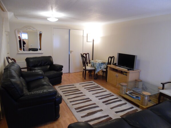 TV, DVD player, video library, stereo - Holiday Home in Leafy Location convenient for Central London and Kent. (London)