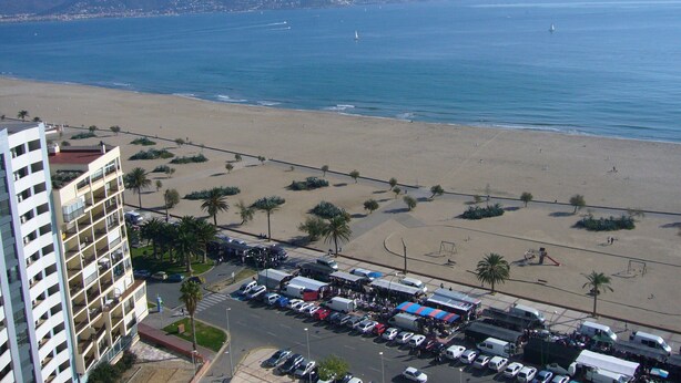 A coastal hotel with a beach view, parking area, and a road leading to the beach. - Empuriabrava apart. First line of the sea, central, Wifi, Air conditioning.  (Empuriabrava)