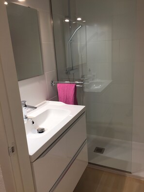 Bathtub, hair dryer, towels, soap - Empuriabrava apart. First line of the sea, central, Wifi, Air conditioning.  (Empuriabrava)