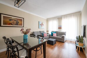 TV connectée, livres, écrans d'ordinateur