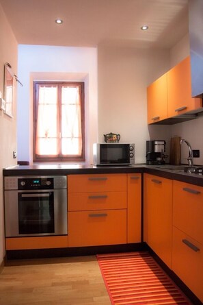 Fridge, microwave, oven, stovetop - Charming apartment in the centre of Florence (firenze)
