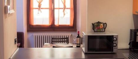 ثلاجة، ميكروويف، فرن، موقد طهي مسطح