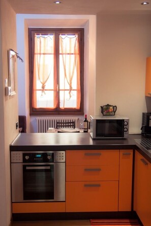Fridge, microwave, oven, stovetop - Charming apartment in the centre of Florence (firenze)