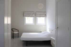 6 bedrooms, desk, iron/ironing board, travel cot