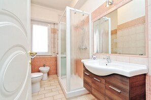 Douche, sĂšche-cheveux, bidet, serviettes fournies