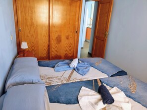 2 chambres, fer et planche à repasser, Wi-Fi, draps fournis