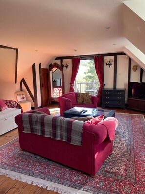 TV, DVD player, books, video library - Character Country Retreat with no contact check in/out, in historic 1066 country (Broad Oak)