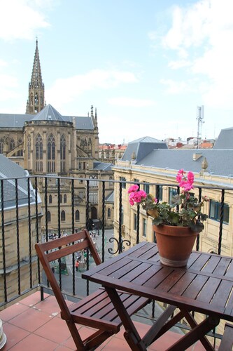 Asunto näköalalla katedraalille, terassi, wifi, pysäköinti mukana