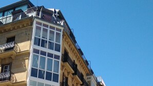 A multi-story building with a ground-floor restaurant named 'Splash'. - Apartment overlooking the cathedral, terrace, wifi, parking included (Donostia)