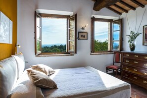 4 bedrooms, desk, iron/ironing board, free WiFi