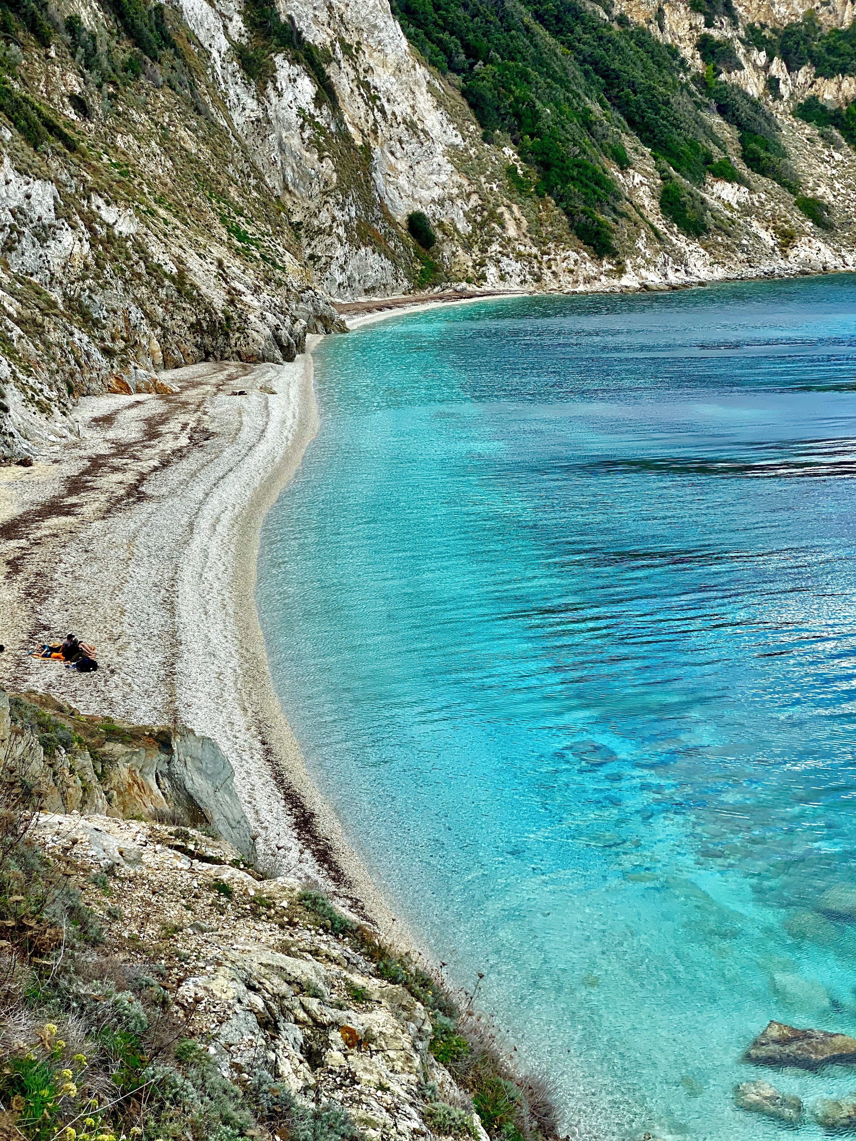 Vlak bij het strand, ligstoelen