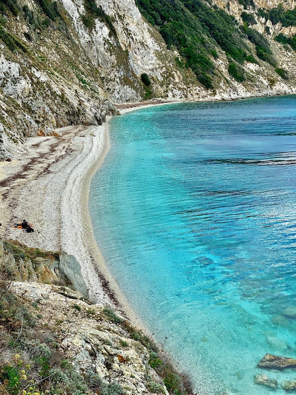 Nær stranden og solsenger