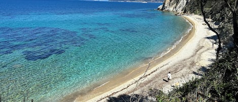 Nära stranden och solstolar