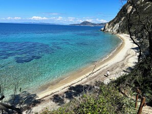 Una playa cerca, sillas reclinables de playa