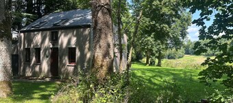 Charmante maison en lisiĂšre de forĂȘt avec ruisseau et Ă©tang dans la propriĂ©tĂ©