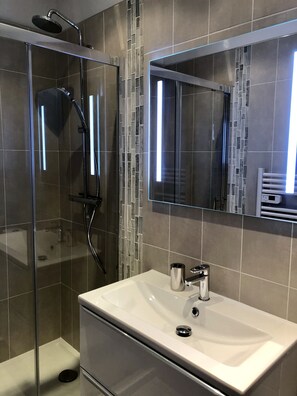 Combinazione doccia/vasca, asciugacapelli, asciugamani, sapone