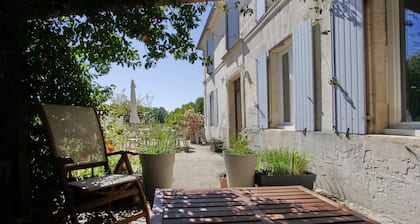 Jolie villa charentaise avec jardin privé fermé et piscine chauffée, se dort 8