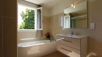 Combined shower/bathtub, hair dryer, towels, soap