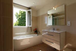 Ensemble douche/baignoire, sĂšche-cheveux, serviettes fournies, savon