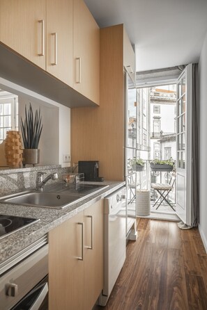 冰箱、微波炉、烤箱、炉灶