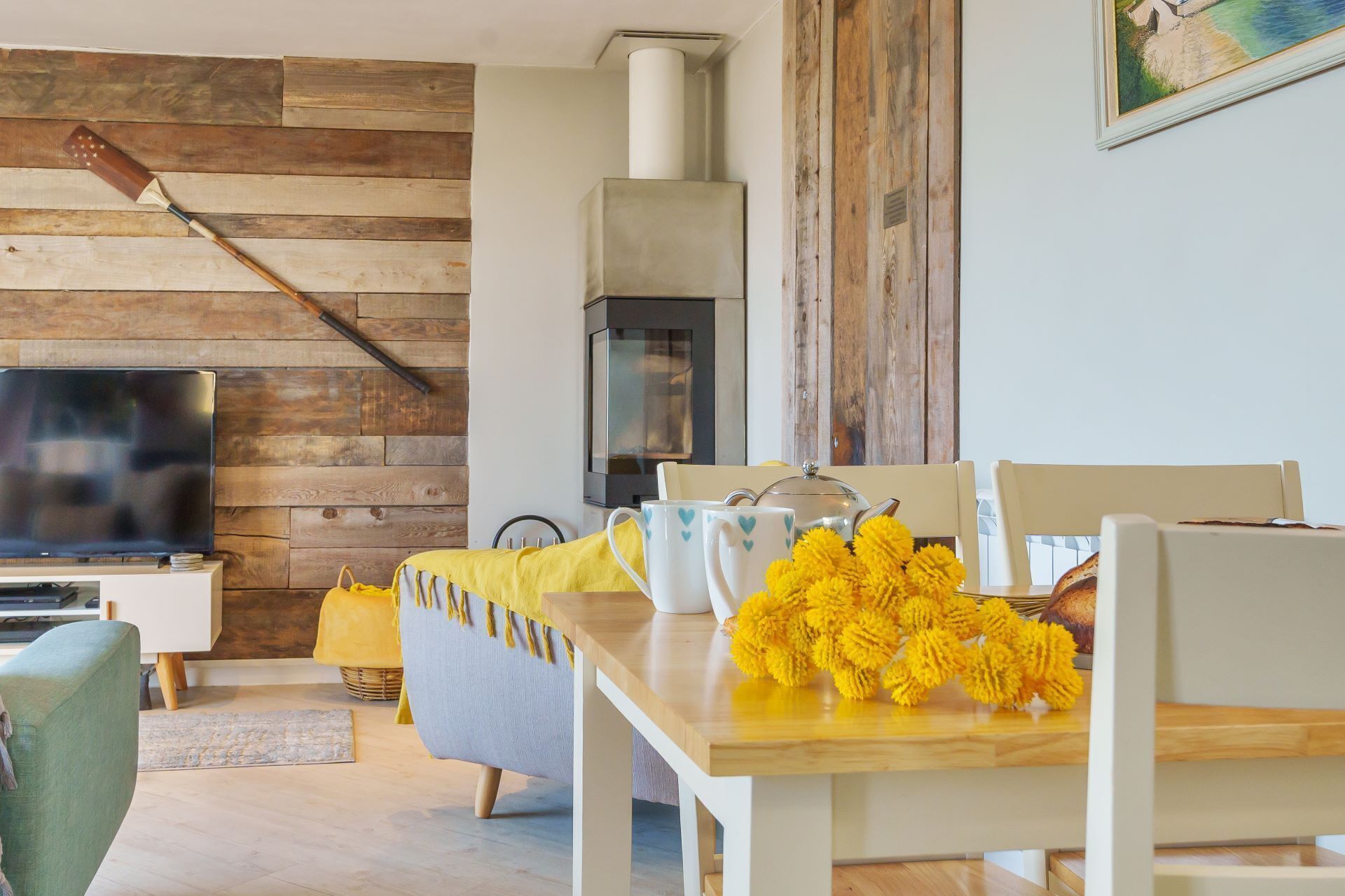 Smart-TV, Kamin, Videospiele, Bücher