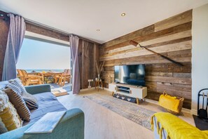 Smart TV, caminetto, videogiochi, libri