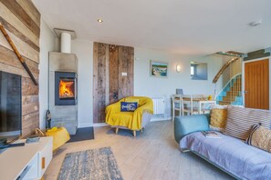 Smart TV, fireplace, video games, books - As seen on TV! Luxurious Beach Front Cottage with Hot Tub, Log Burner & Sea Views (Charlestown)