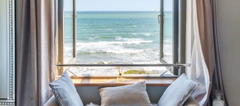 As seen on TV! Luxurious Beach Front Cottage with Hot Tub, Log Burner & Sea Views