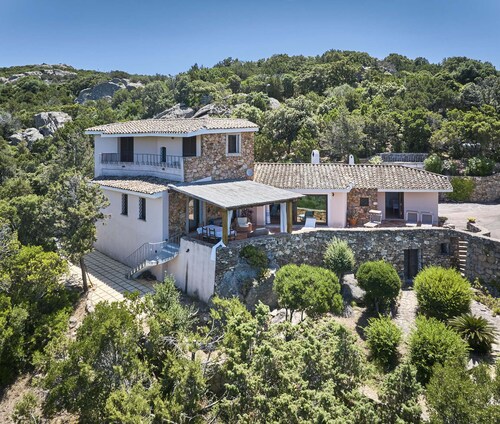 Große, prestigeträchtige und private Panoramavilla mit privatem Holz. 