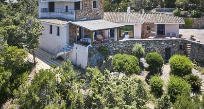 Große, prestigeträchtige und private Panoramavilla mit privatem Holz.