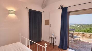5 bedrooms, iron/ironing board, free WiFi, bed sheets
