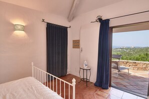 5 bedrooms, iron/ironing board, free WiFi, bed sheets