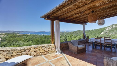 Große, prestigeträchtige und private Panoramavilla mit privatem Holz. 