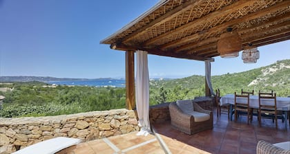 Große, prestigeträchtige und private Panoramavilla mit privatem Holz.