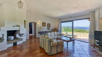 TV, caminetto, lettore DVD, impianto stereo