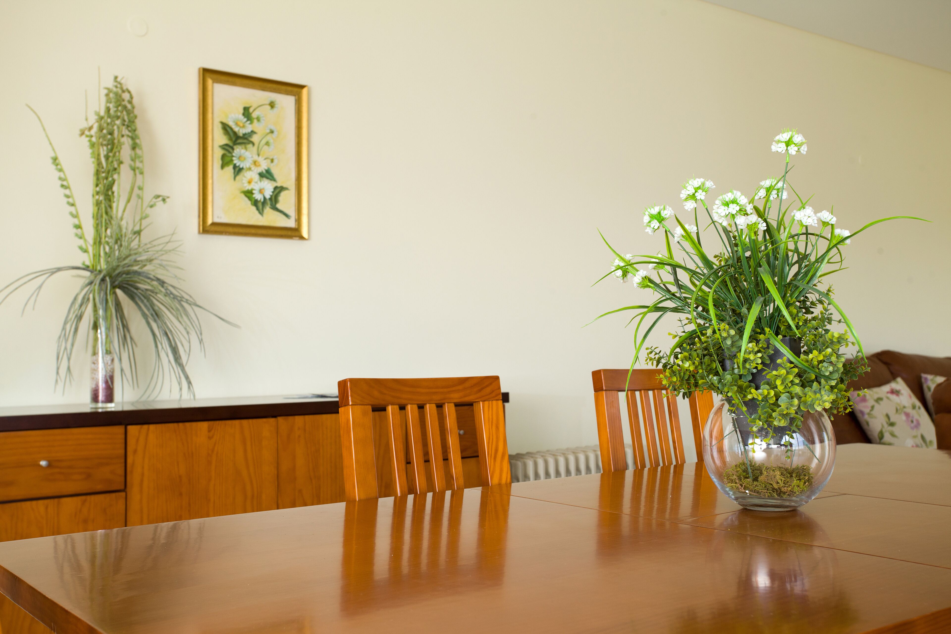 Dining room table, spacious with 6 chairs