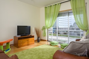 Smart TV, DVD player, books, video library - Family Holiday Home with 3 Bedroom, Downtown, Seaview (Ponta Delgada)