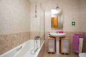 Ensemble douche/baignoire, sèche-cheveux, bidet, serviettes fournies