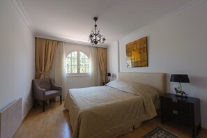 2 soverom, strykejern/-brett, wi-fi og sengetøy