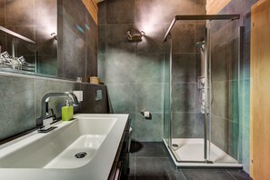 Baignoire, séchoir à cheveux, serviettes fournies