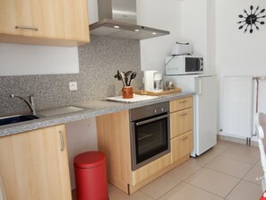 Fridge, microwave, oven, stovetop - Cosy holiday home by the lake in Saint-Louis (SAINT LOUIS)